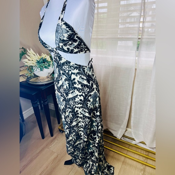 NWT Blackbird Cutout Maxi Dress in Black & White
Raga by Revolve Sz S - Picture 12 of 12
